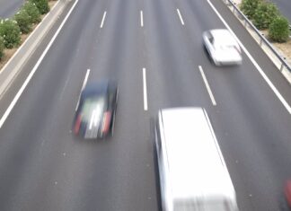 IMAGEN DE RECURSO DE COCHES EN UNA CARRETERA SOCIEDAD CASTILLA-LA MANCHA ESPAÑA EUROPA TOLEDO AUTONOMÍAS ARCHIVO
