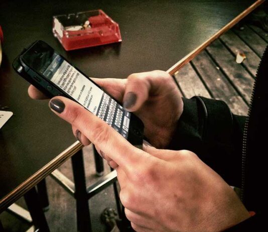 moviles-whatsapp-mensajes-jovenes-smartphone