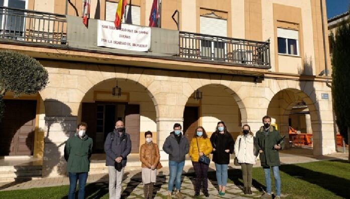 Imagen de archivo de algunas familias participantes en el Proyecto Arraigo de Dueñas