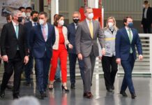 felipe VI pedro sanchez reyes maroto fernandez mañueco visita renault palencia