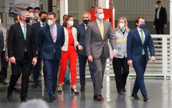 felipe VI pedro sanchez reyes maroto fernandez mañueco visita renault palencia