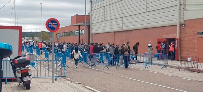 colas-en-campos-goticos-para-la-vacunacion-en-palencia-contra-el-covid