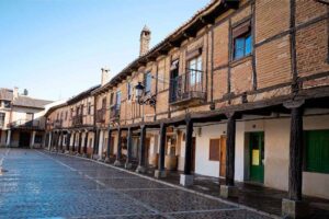 La Plaza Vieja de Saldaña conserva elementos de la arquitectura tradicional de la comarca
