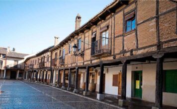 La Plaza Vieja de Saldaña conserva elementos de la arquitectura tradicional de la comarca