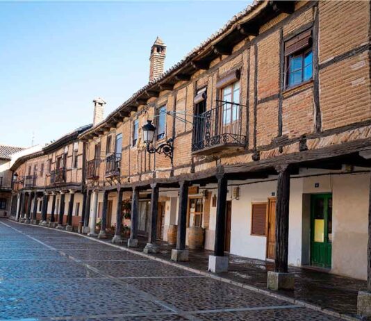 La Plaza Vieja de Saldaña conserva elementos de la arquitectura tradicional de la comarca
