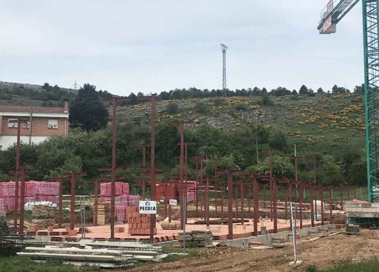 Imagen de una construcción de viviendas en Aguilar de Campoo.