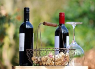 Botellas y corchos de vino
