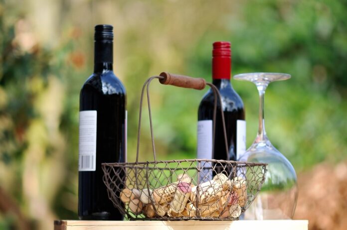 Botellas y corchos de vino