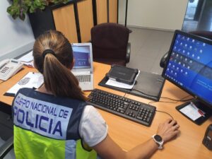 Agente del Grupo de Investigación Tecnológica de la Policía Nacional.