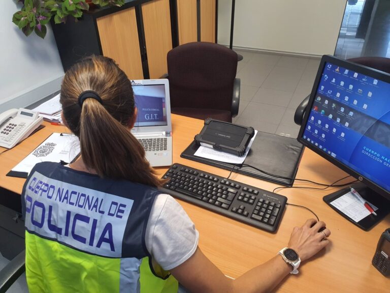 Agente del Grupo de Investigación Tecnológica de la Policía Nacional.