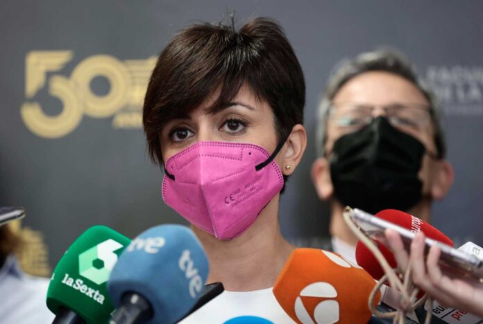 La ministra de Política Territorial y Portavoz del Gobierno, Isabel Rodríguez, ofrece declaraciones a los medios de comunicación tras su visita a la Facultad de Ciencias de la Información de la Universidad Complutense de Madrid (UCM), a 11 de noviembre de - Eduardo Parra - Europa Press