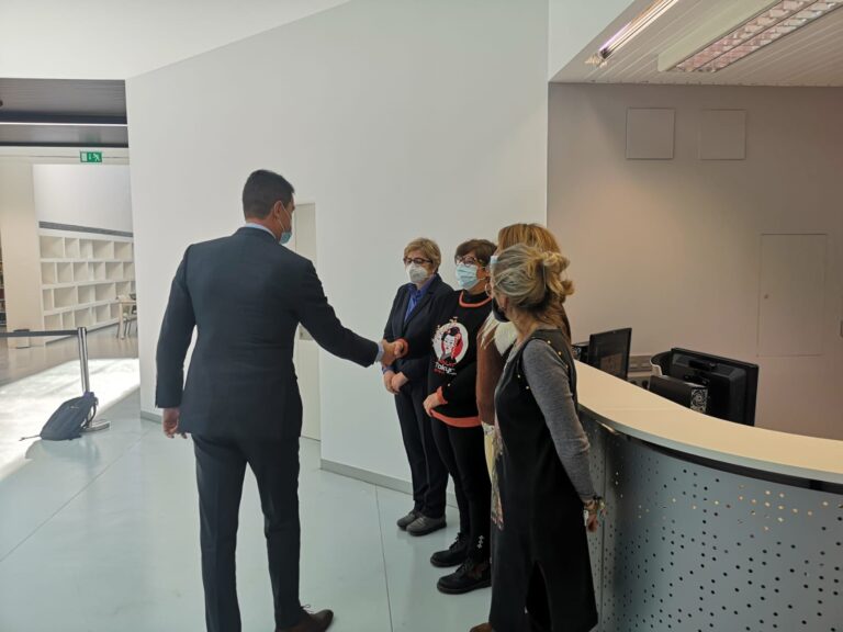 El consejero de Presidencia visita el centro cultural lecrac