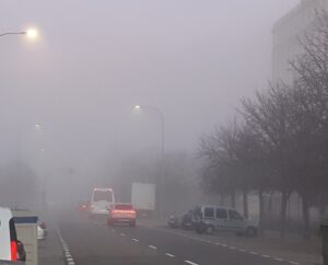 Niebla está mañana en la capital, en la avenida de Asturias.