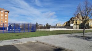 Terreno entre las canchas deportivas y La Roca.