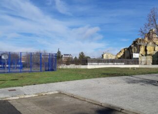 Terreno entre las canchas deportivas y La Roca.