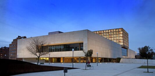 Imagen externa de la sede de las Cortes de Castilla y León.