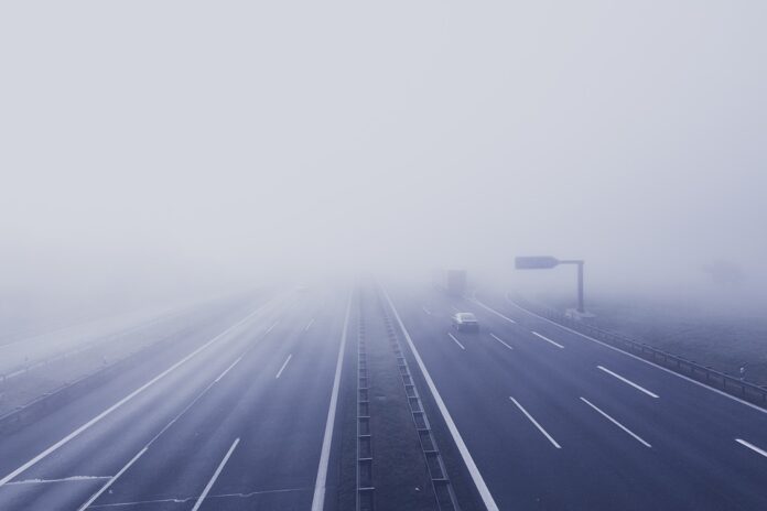 Niebla coche DGT carretera