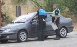 Imagen de archivo de agentes de la Policía Local parando a un conductor.