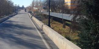 Se ha nivelado el canal junto al petril para que no exista un escalón y no se puedan meter las ruedas