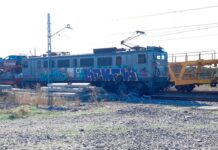 Dos trenes de mercancías se cruzan en un apartadero de la provincia.