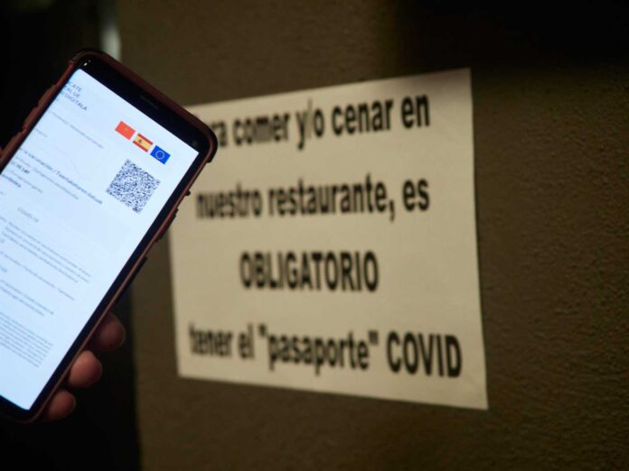 Una persona muestra su certificado de vacunación contra el Covid-19, a 27 de noviembre de 2021, en Pamplona). Eduardo Sanz Europa Press