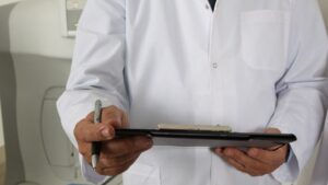 Médico en la sala pasando consulta