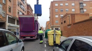 Recogida selectiva de basuras en el Barrio de San Antonio.