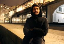 La noche de Las Candelas promete ser especial en El Taller Beers & Co. La nueva sala palentina recibe la visita de Indomable, que presentará su disco El eterno telonero en formato acústico. Indomable es Arturo Rodríguez (A Coruña, 1983), un músico curtido en los locales de toda España y varios países de Europa y el área del Caribe. Se define como «una persona con ubicuidad, un músico en gira constante». Te defines como «el rey de los garitos», y precisamente vienes a Palencia en mitad de un largo viaje por toda España con un disco «sin grandes artificios ni maquillaje y con letras directas». ¿Es el directo de las salas pequeñas la verdadera arena en la que se la juega el músico? Para los músicos, los garitos son nuestra casa. Es el lugar de donde todos salimos y a donde todos volveremos. Todo nuestro colectivo debería mantener unas atenciones especiales ahí. Al visitar una buena parte de ellos y te puedo garantizar que la mayoría lo regenta peña igual de luchadora y apasionada que los que están delante del telón. ¿Cuál es el feedback de tu público en esos garitos? Pues es que ha habido de todo. Esa incertidumbre es la que a mí me pone. Siempre trato de hacer conciertos más relajados de lo que realmente son después. Escapo de la imagen de los músicos románticos pero, sea como sea, es un acto de liberación y rebeldía. Cantas en castellano una música directa que denominas «las canciones del sofá». ¿Defiendes la autenticidad de esa «música sin artificios» frente a las modas urbanas, los dogmas del indie o los designios del algoritmo de Spotify? Creo en la canción y ya. Yo las hago con la guitarra a pelo y luego viene una fase tipo catarsis. Es cuando empiezo a imaginarla arreglada y la empiezo a perfilar. Me molan en el momento y me molan al interpretarlas y ejecutarlas en directo, pero luego me ralla escuchar las versiones de estudio. No sé de modas urbanas, tampoco de los dogmas indies y no uso Spotify. Puede que padezca un poco el síndrome del intruso. Admiro a casi todos mis compañeros y pienso que todos son mejores. ¿El título de tu disco, El eterno telonero, es una reivindicación o una queja amarga? Es así un poco un «es lo que hay». Con mi propuesta es imposible llegar al circuito de los grandes eventos. No pasa nada, es normal, pero es que es así como me sale ahora mismo. Conozco algo de todo este mundillo donde a veces me toca nadar. Por razones como esta soy muy selectivo, como sé que lo pueden llegar a ser conmigo, porque no soy hipócrita ni zalamero. Cuando haces las cosas porque sí, sin pretensiones y sin esperar nada de nadie, todo son avances.