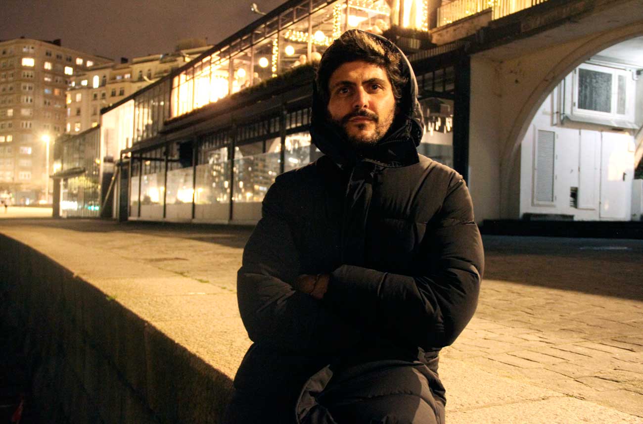 La noche de Las Candelas promete ser especial en El Taller Beers & Co. La nueva sala palentina recibe la visita de Indomable, que presentará su disco El eterno telonero en formato acústico. Indomable es Arturo Rodríguez (A Coruña, 1983), un músico curtido en los locales de toda España y varios países de Europa y el área del Caribe. Se define como «una persona con ubicuidad, un músico en gira constante». Te defines como «el rey de los garitos», y precisamente vienes a Palencia en mitad de un largo viaje por toda España con un disco «sin grandes artificios ni maquillaje y con letras directas». ¿Es el directo de las salas pequeñas la verdadera arena en la que se la juega el músico? Para los músicos, los garitos son nuestra casa. Es el lugar de donde todos salimos y a donde todos volveremos. Todo nuestro colectivo debería mantener unas atenciones especiales ahí. Al visitar una buena parte de ellos y te puedo garantizar que la mayoría lo regenta peña igual de luchadora y apasionada que los que están delante del telón. ¿Cuál es el feedback de tu público en esos garitos? Pues es que ha habido de todo. Esa incertidumbre es la que a mí me pone. Siempre trato de hacer conciertos más relajados de lo que realmente son después. Escapo de la imagen de los músicos románticos pero, sea como sea, es un acto de liberación y rebeldía. Cantas en castellano una música directa que denominas «las canciones del sofá». ¿Defiendes la autenticidad de esa «música sin artificios» frente a las modas urbanas, los dogmas del indie o los designios del algoritmo de Spotify? Creo en la canción y ya. Yo las hago con la guitarra a pelo y luego viene una fase tipo catarsis. Es cuando empiezo a imaginarla arreglada y la empiezo a perfilar. Me molan en el momento y me molan al interpretarlas y ejecutarlas en directo, pero luego me ralla escuchar las versiones de estudio. No sé de modas urbanas, tampoco de los dogmas indies y no uso Spotify. Puede que padezca un poco el síndrome del intruso. Admiro a casi todos mis compañeros y pienso que todos son mejores. ¿El título de tu disco, El eterno telonero, es una reivindicación o una queja amarga? Es así un poco un «es lo que hay». Con mi propuesta es imposible llegar al circuito de los grandes eventos. No pasa nada, es normal, pero es que es así como me sale ahora mismo. Conozco algo de todo este mundillo donde a veces me toca nadar. Por razones como esta soy muy selectivo, como sé que lo pueden llegar a ser conmigo, porque no soy hipócrita ni zalamero. Cuando haces las cosas porque sí, sin pretensiones y sin esperar nada de nadie, todo son avances.