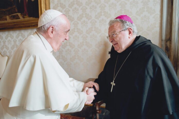 El obispo de Palencia, Manuel Herrero, junto al Papa.