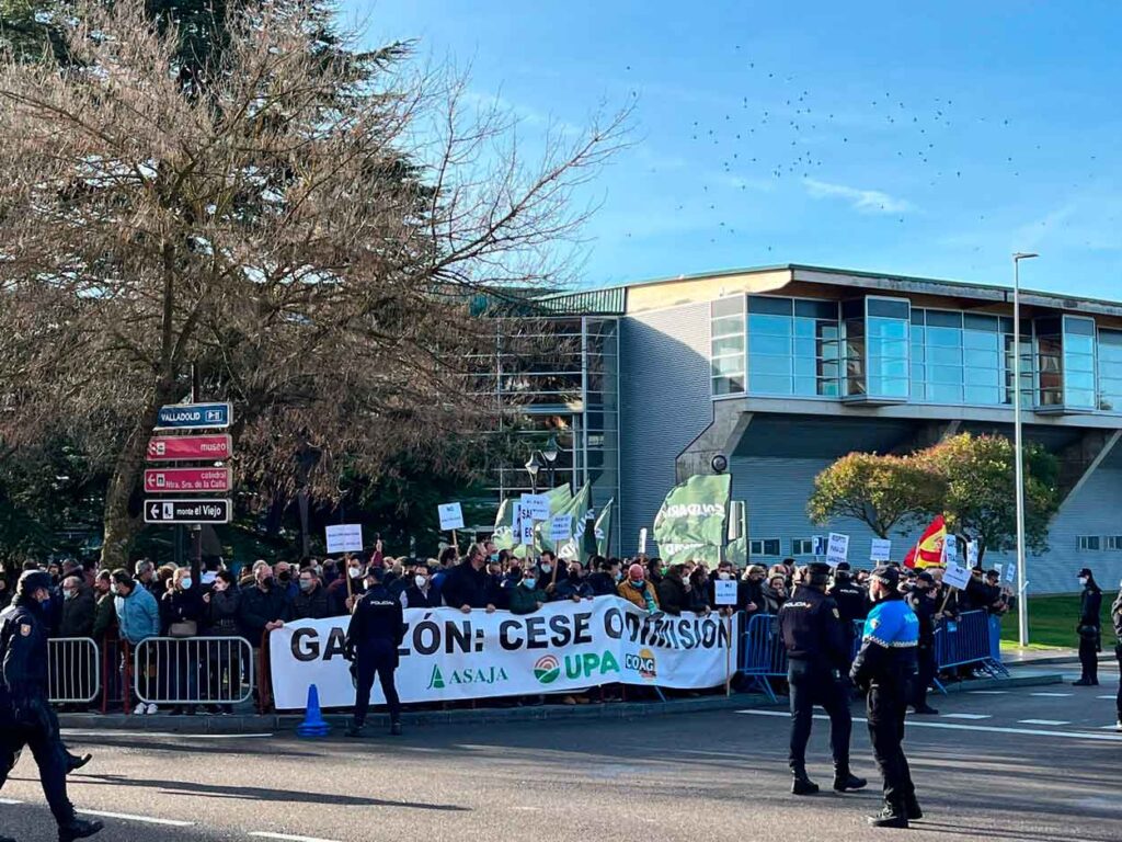 protesta OPA dimisión alberto garzón en Palencia