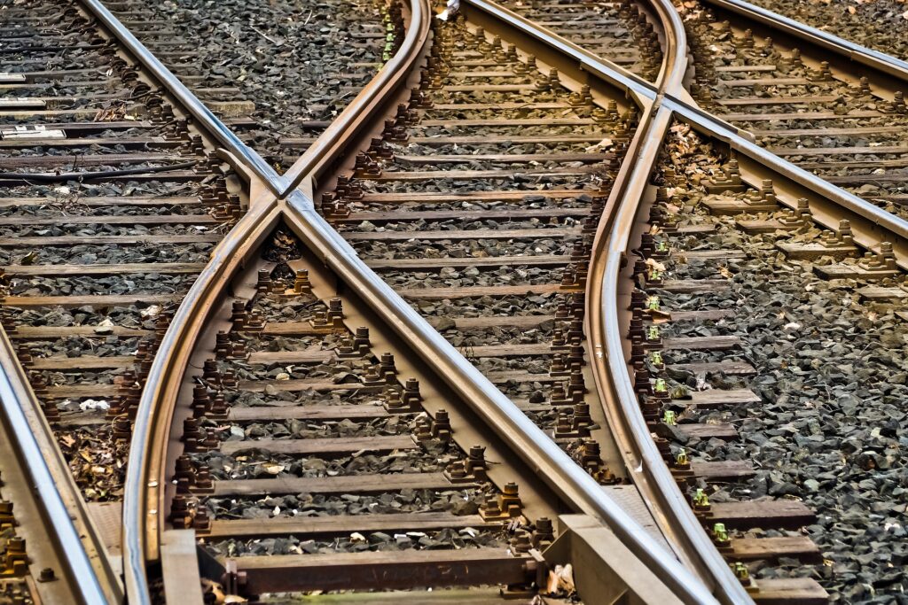 Desvío ferroviario sobre traviesas de madera, como los que se quieren sustituir por traviesas plásticas en Quintana del Puente.
