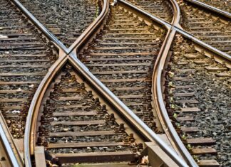 Desvío ferroviario sobre traviesas de madera, como los que se quieren sustituir por traviesas plásticas en Quintana del Puente.