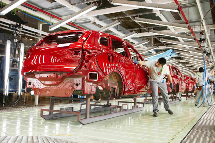 Cadena de montaje en la factoría de Renault en Villamuriel. YANNICK BROSSARD