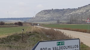 Renault Austral seguido de un Renault Kadjar por las carreteras del Cerrato palentino., camino de Villajimena.