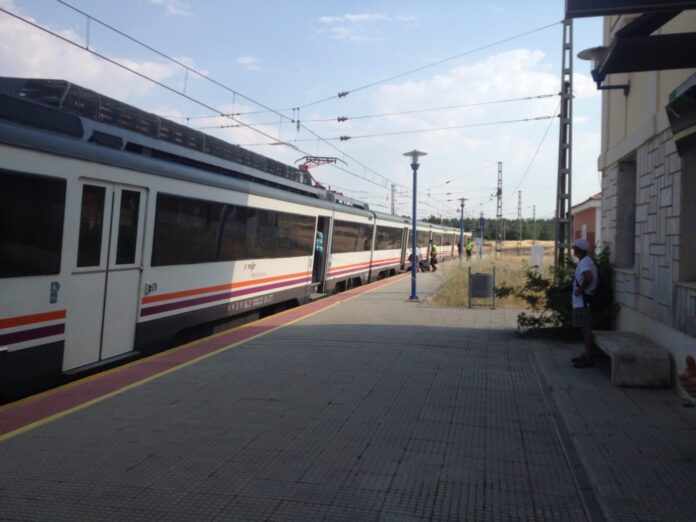 Regional entre Santander y Valladolid a su paso por Dueñas.