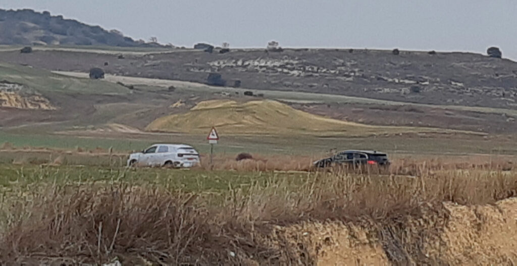 Renault Austral seguido de un Renault Kadjar por las carreteras del cerrato palentino.