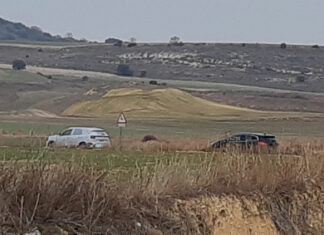 Renault Austral seguido de un Renault Kadjar por las carreteras del cerrato palentino.