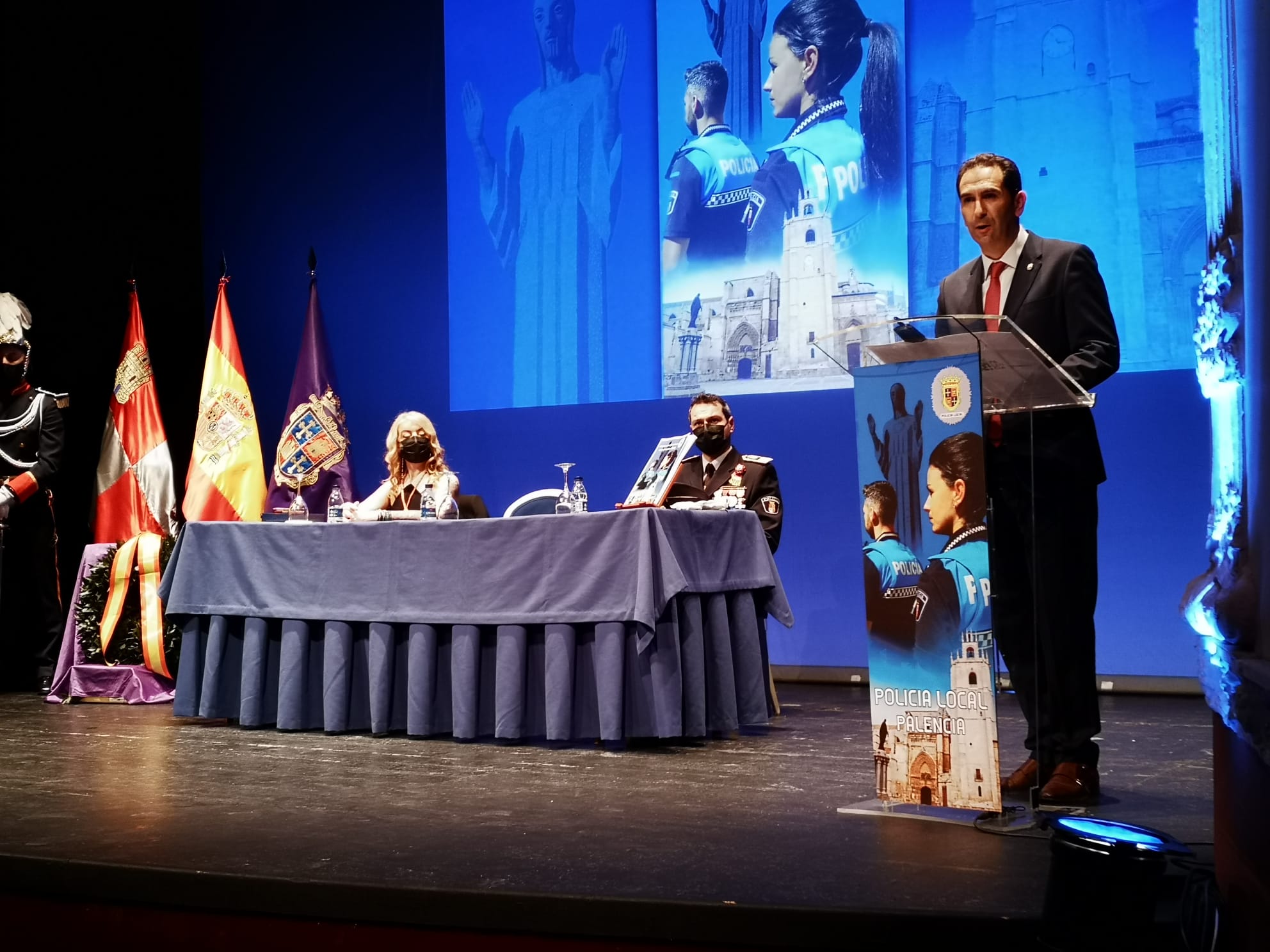 Mario Simón, durante su discurso en la  celebración del patrono de la Policía Local de Palencia.  (AYUNTAMIENTO DE PALENCIA)