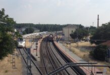 Un Regional y un Alvia se cruzan en la estación de Dueñas.