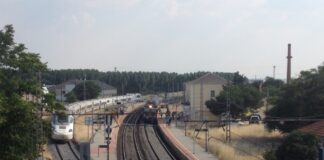 Un Regional y un Alvia se cruzan en la estación de Dueñas.