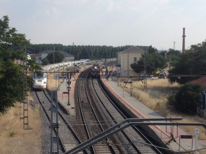 Un Regional y un Alvia se cruzan en la estación de Dueñas.