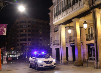 Un coche de la Policía Local de Palencia por la calle Mayor. / Brágimo (ICAL)