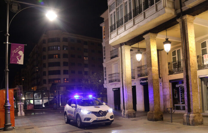 Un coche de la Policía Local de Palencia por la calle Mayor. / Brágimo (ICAL)