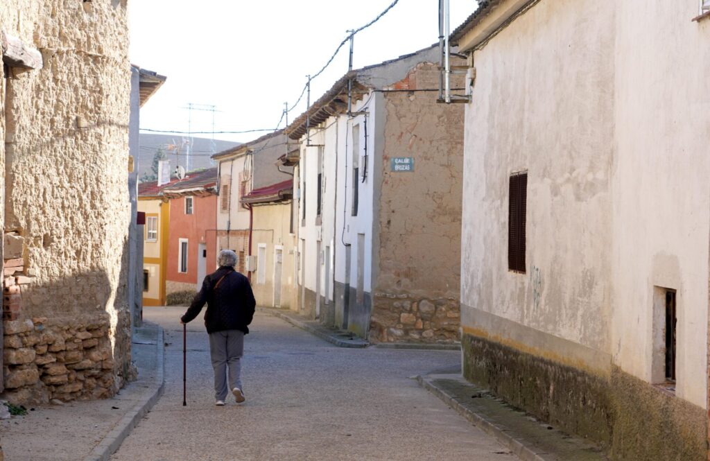 Una mujer camina por la calle de un pueblo. / Miriam Chacón (ICAL)