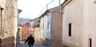 Una mujer camina por la calle de un pueblo. / Miriam Chacón (ICAL)
