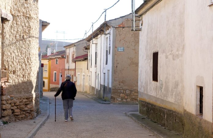 Una mujer camina por la calle de un pueblo. / Miriam Chacón (ICAL)