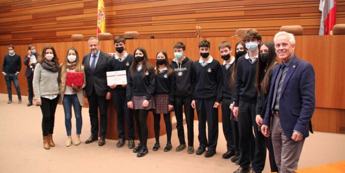 Alumnos del Colegio Santo-Domingo-de-Guzmán-Palencia-certamen-lectura-cortes-cyl-abril-2022