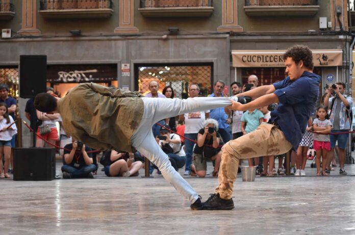 Imagen de archivo de un espectáculo de danza en la Calle Mayor. A. Acitores