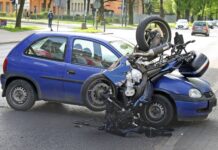 Imagen de archivo de un accidente entre un turismo y una moto.
